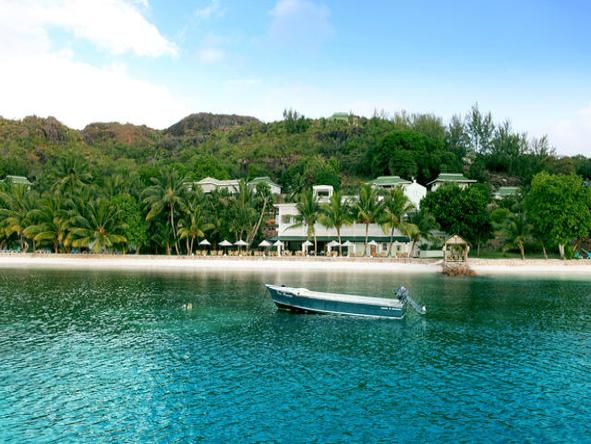 Hotel L'Archipel - boat and beach
